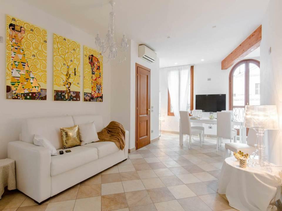 Palazzo Teatro Vecchio-Holiday Suites サロ エクステリア 写真
