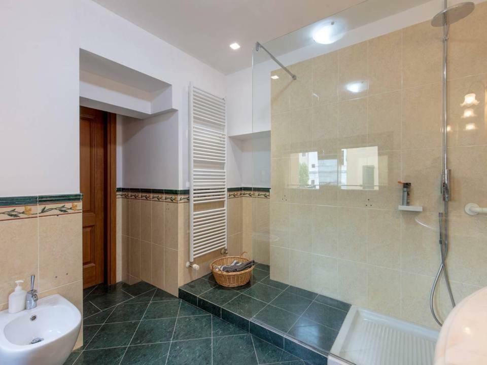 Palazzo Teatro Vecchio-Holiday Suites サロ エクステリア 写真