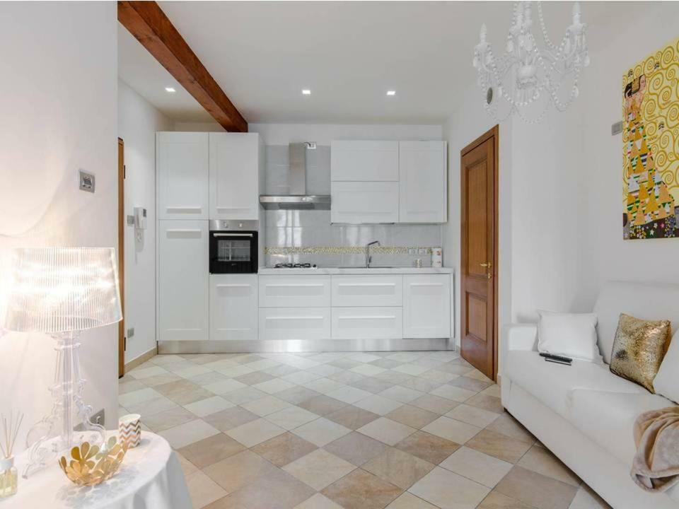 Palazzo Teatro Vecchio-Holiday Suites サロ エクステリア 写真