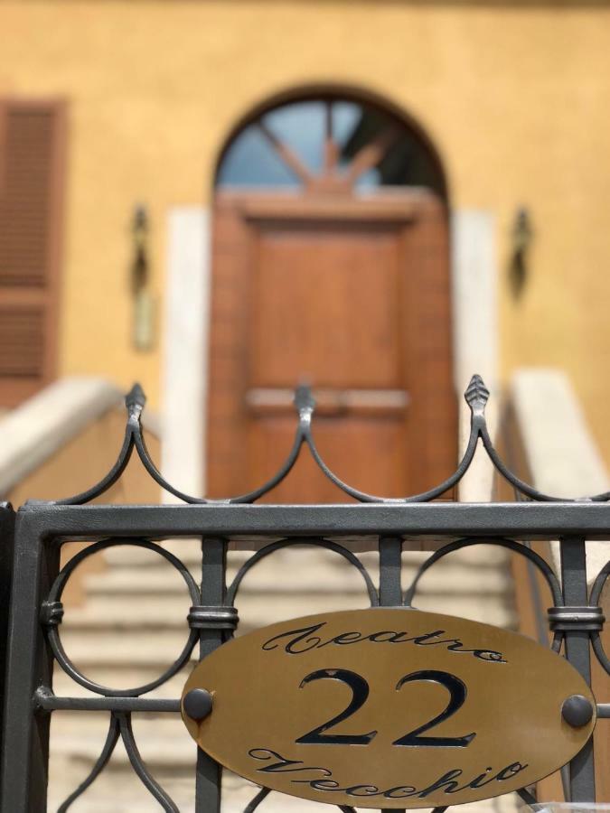 Palazzo Teatro Vecchio-Holiday Suites サロ エクステリア 写真