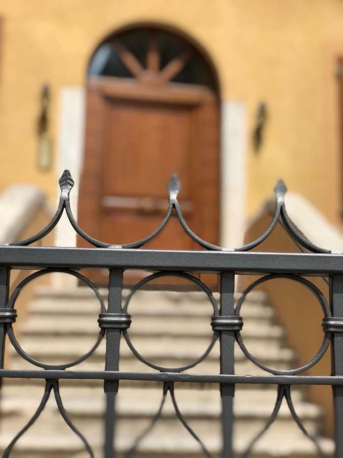 Palazzo Teatro Vecchio-Holiday Suites サロ エクステリア 写真